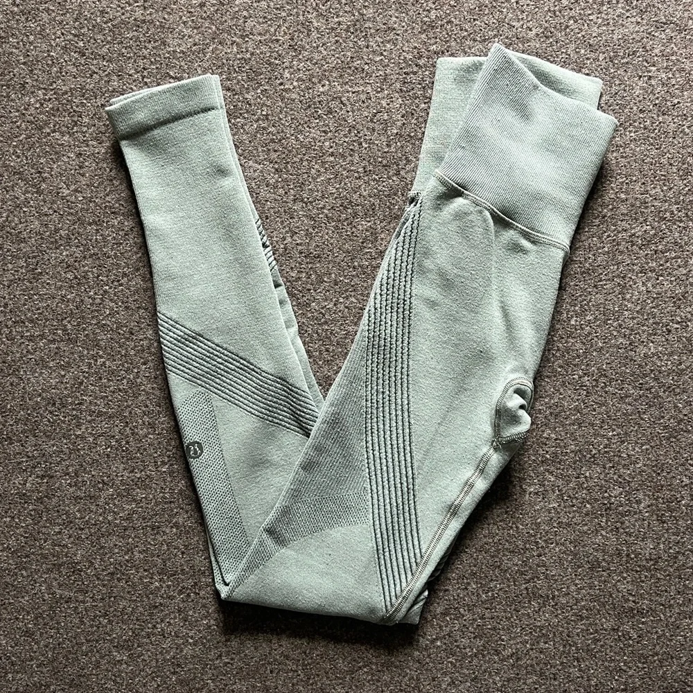 Lululemon Aerial Silk Tight Grey Sage Green Seamless Knit Leggings 28” Size 2_2